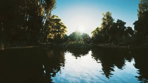 Ruhige Stunde am See mit perfekter symmetrischer Reflexion des Himmels
