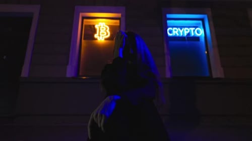 Une femme de Dark Night pleure après avoir découvert la chute de la crypto-monnaie et du Bitcoin la nuit