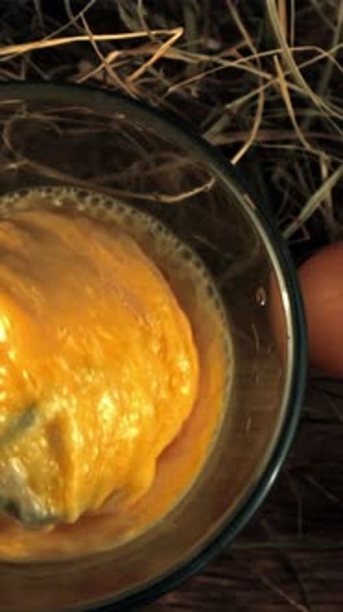 Frische Eier in Superzeitlupe werden von einem Mixer gerührt, der mit einer Hochgeschwindigkeitskamera mit 1000 Bildern pro Sekunde gefilmt wurde