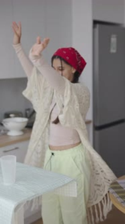 Des moments de joie se produisent dans une cuisine lumineuse remplie de créativité, de bonheur et de plaisir