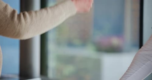 Coup de poing, soutien et infirmière avec une personne âgée à la clinique pour la retraite, le bénévolat et la confiance
