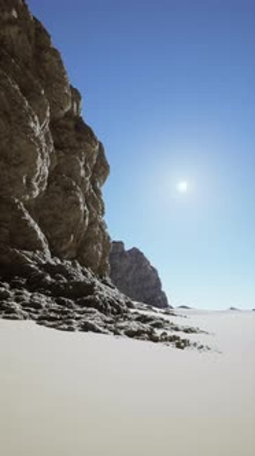 Soleil éclatant qui brille sur la plage de sable