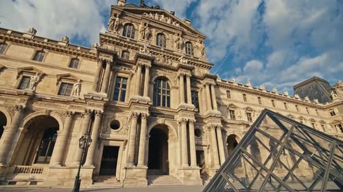 Famoso Museu do Louvre no centro da cidade de Paris com turistas
