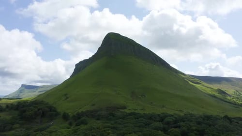 Benbulben Majesty: exploración aérea de la icónica roca irlandesa Nunatak en las montañas de Dartry, «Sí