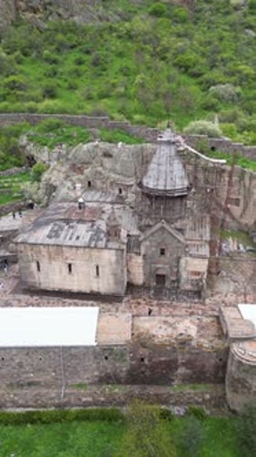Vidéo aérienne au-dessus du monastère de Geghard en Arménie