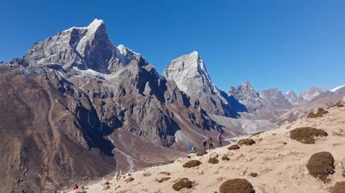 Bergsteiger überqueren den Felskamm in Nepal Der Mount Everest steht hinter der Aufnahme epischer Alpen