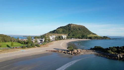 Plage principale du mont Maunganui et île rocheuse de Moturiki dans l'île du Nord de la Nouvelle-Zélande. Drone aérien