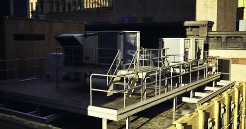 Mechanische Anlagen auf dem Dach in urbaner Umgebung bei hellem Tageslicht