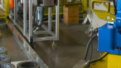 Echte Aufnahme in die automatisierte Robotermontage der Motorspule in einem werkseigenen Produktionsprozess