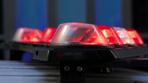 Nahaufnahme der roten Notfahrzeug-Lichtleiste auf dunklem Hintergrund für Sicherheits- und Sicherheitsthemen