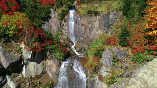 Otoño y cascada