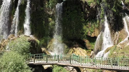Vue aérienne d'un touriste masculin visitant la cascade 3