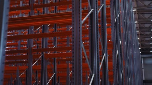 Étagères vides surélevées installées dans l'entrepôt de l'usine de production