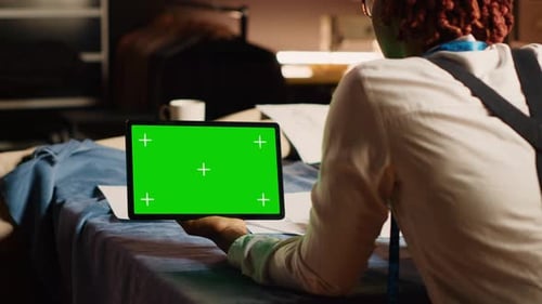 Jeune couturier regardant Greenscreen