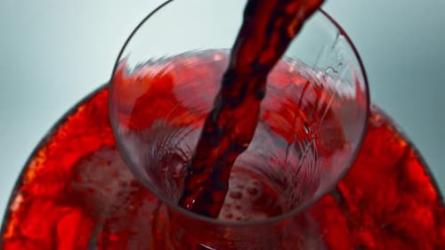 Berauschende Karaffe zum Abfüllen roter Getränke. Alkoholische Flüssigkeit einfüllen, Glas reinigen