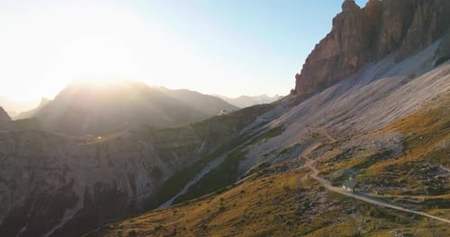 O nascer do sol ilumina os picos do sul do Tirol em uma vista aérea deslumbrante