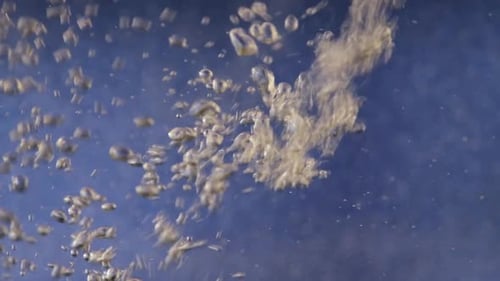 Burbuja de agua sobre azul brillante