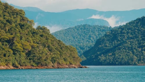 Berge mit Wolken, vom Meeresgebiet aus gesehen in der Nähe der Stadt Paraty in Brasilien