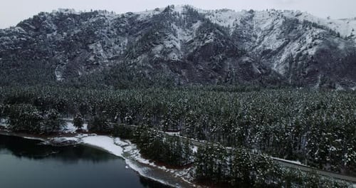 Luftbild Berglandschaft mit Wald und Fluss