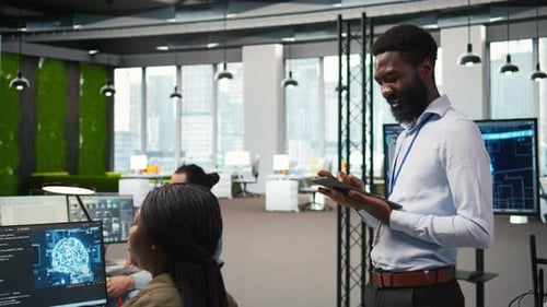 Programador feliz diseñando y desarrollando aplicaciones de software