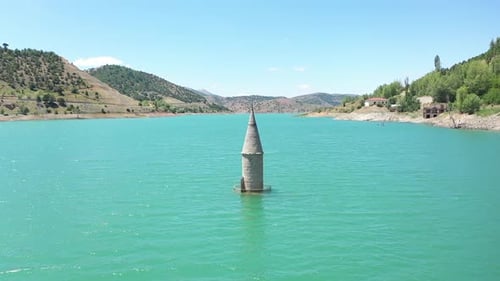 Vue aérienne du minaret de la mosquée submergé sous l'eau du barrage 2