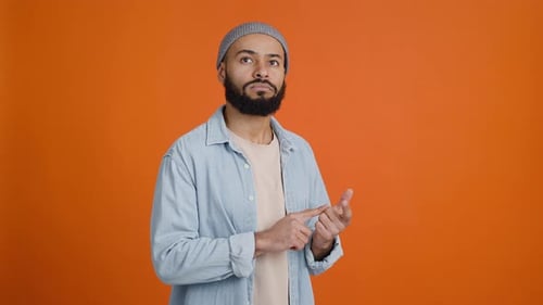 Nachdenklicher Afroamerikaner zählt, indem er die Finger beugt