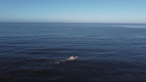 Barco pirata navegando para roubar marinheiros no Oceano Atlântico Uruguai