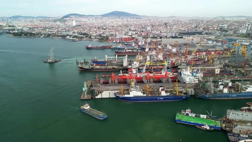 Istanbul, Turquie vers 2023 : prise de vue panoramique par un drone du chantier Cindemir Marine