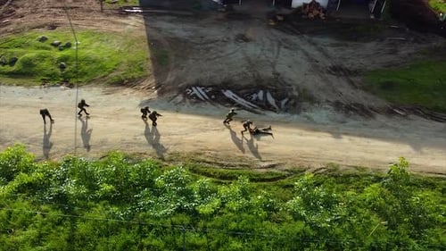 Vue prise par un drone d'un peloton sur une formation de ligne qui se fait toucher et