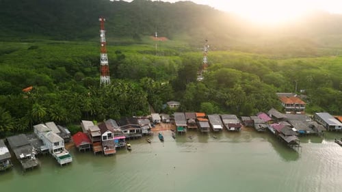 Costa norte de Koh lanta com casas de madeira na costa e palmeiras tropicais ao fundo, Tailândia