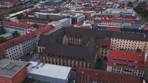 Vista aérea de drone do Museu Ferroviário Alemão em Nuremberg (DB Museum Nürnberg)