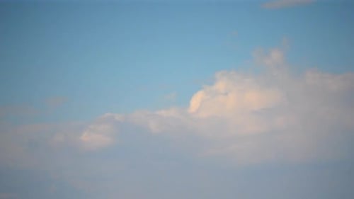 Große weiße Wolken, die sich nachts schnell am blauen Himmel bewegen