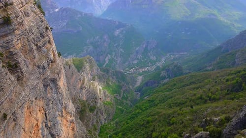 Luftvideo des Grlo Sokolovo Canyon