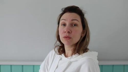 Mulher preocupada observando a expressão da situação em seu rosto