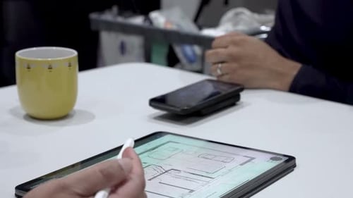 Ingenieur und Architekt brainstormen architektonische Hauspläne und arbeiten mithilfe der Tablet-Technologie zusammen