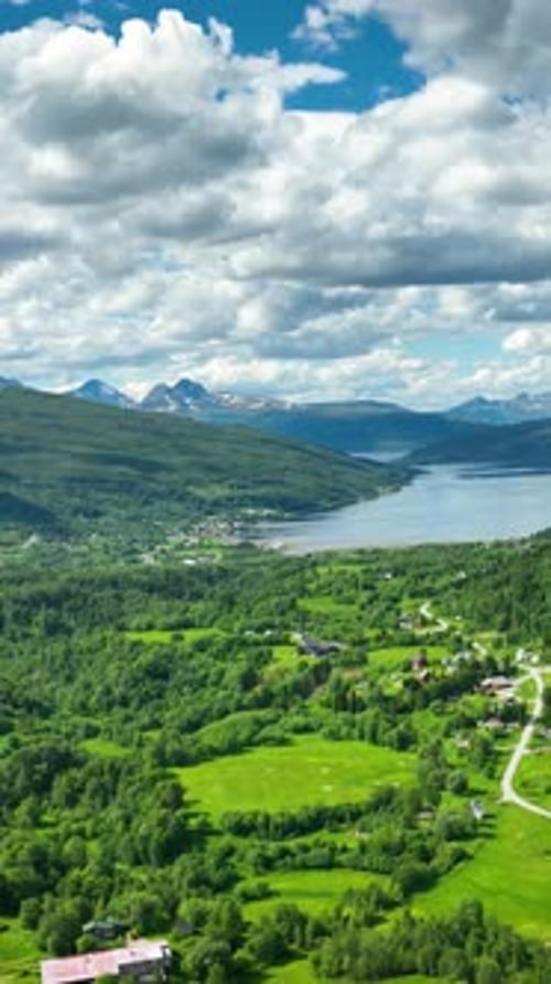 Luftbild einer kleinen Stadt am Ende eines Fjords in Norwegen. Vertikales Video.