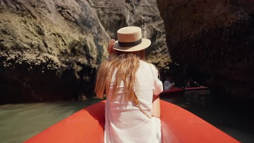 Mujer sentada en un barco que pasa por la laguna, vista posterior, mujer, viaje en góndola sentada en la proa del barco