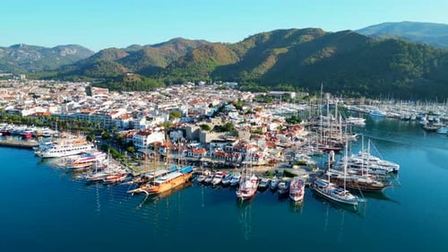 Marmaris est une station balnéaire méditerranéenne située le long de la Riviera turque.