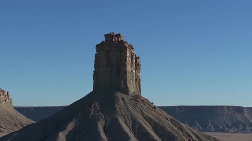 Un Drone volant à basse altitude et tournant lentement a été filmé en direction d'un imposant pilier rocheux connu sous le nom de Chimney Rock,