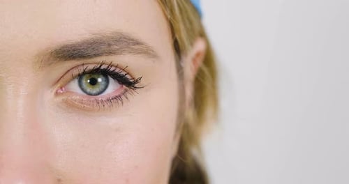 Portrait of a beautiful female doctor smiling showing a perfect smile, on professional clinic. Con