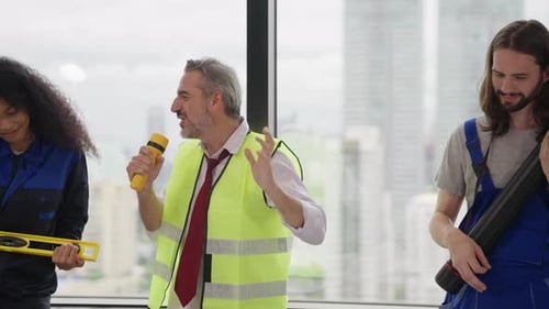 Engenheiros usando o plano de projeto, discutindo e trabalhando