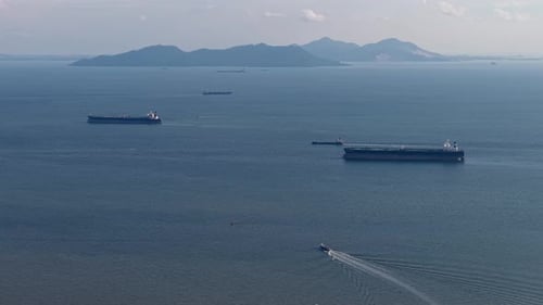 Une vue aérienne époustouflante de navires naviguant sur les eaux tranquilles de l'océan
