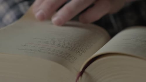 Bibel umdrehen, Nahaufnahme, Zeitlupe