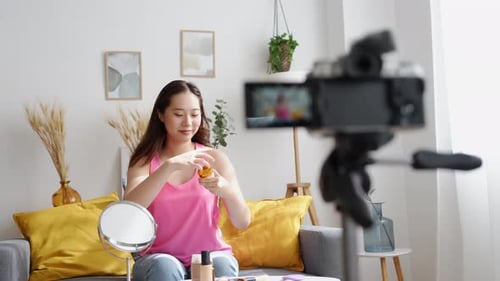 Mujer joven graba Vídeo videoblog en casa