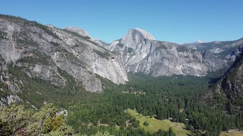 Der
Yosemite-Nationalpark stabilisierte das Luftbild des Tals vor der Halbkuppel. Der Vordergrund