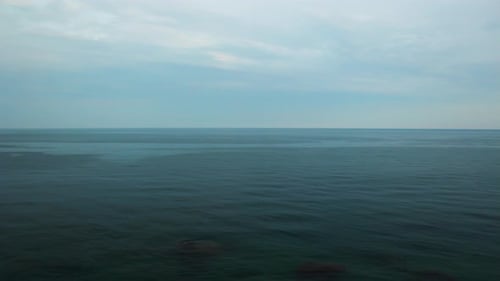 Ruhiges Ozeanpanorama mit subtilen Wellen unter dem Dämmerungshimmel Ruhige Meereslandschaft in der Abenddämmerung Keine Menschen Ruhig