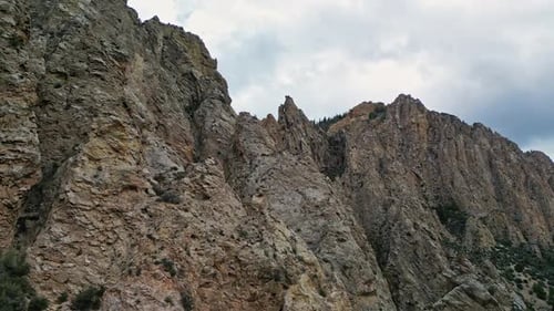 Survoler les falaises de Windy Ridge dans la nature sauvage de l'Utah
