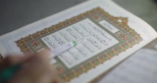 Muslimische Menschen in der Moschee lesen den Koran. Konzept der islamischen Bildung. Die berühmte Sure von Surah al-Ba