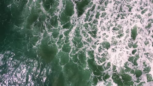 Wellen, die an stürmischen Tagen an der Küste zusammenbrechen, Drohnenaufnahme des wilden Strandes an der Küste von Sp