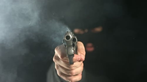 Ralenti : une arme de poing criminelle tire une balle explosive sur la caméra